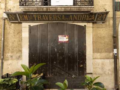 ...e, subito alla nostra sinistra, un�antica insegna in legno posta in cima a un portone serrato richiama la nostra attenzione. Indica il negozio di oggettistica casalinga Traversa, l�ultimo a Bari a vendere cestini di vimini artigianali